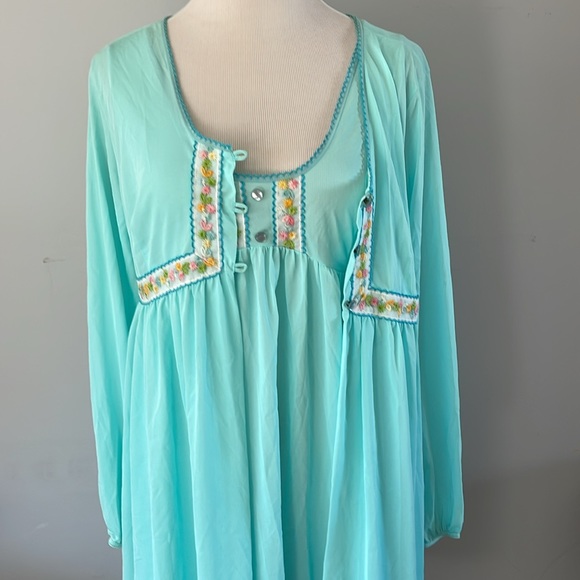 Vintage 1960's Sears nightgown with robe with embroidered flower trim size 38-40 - Picture 2 of 9